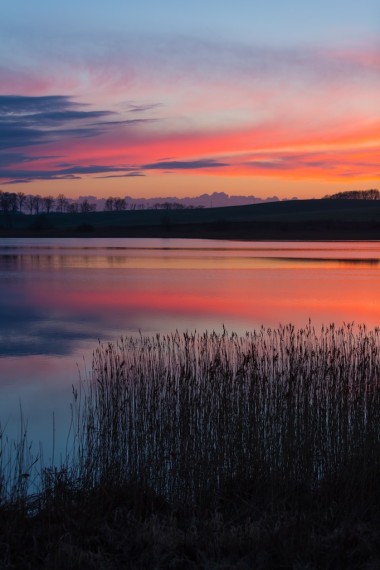 多彩的夕陽的天空美麗的湖。寧靜的風(fēng)景中充滿活力