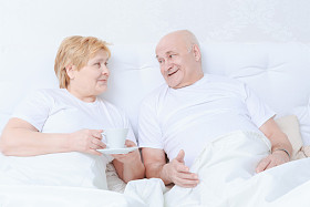 对夫妇躺在床上进行交互图片