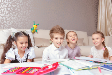 学校的孩子在家学习