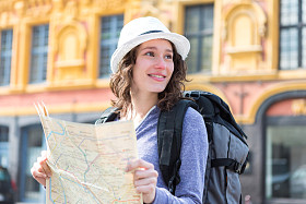 假期的年轻漂亮的女性