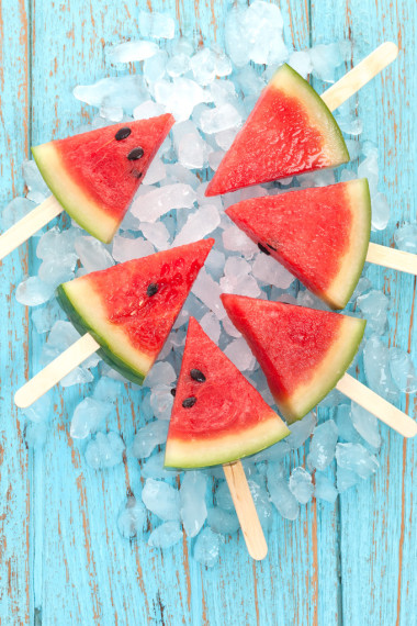 西瓜冰棒美味新鮮的夏季水果甜點(diǎn)木柚木