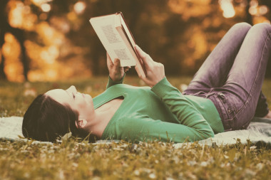 女人正在讀一本書，喜歡在她的空閑時(shí)間