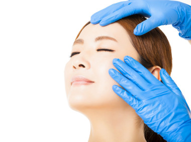 年輕女人臉與醫(yī)療美容概念