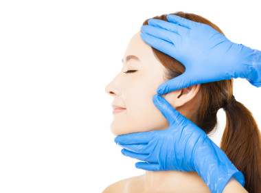 醫(yī)療美容概念特寫年輕女人臉