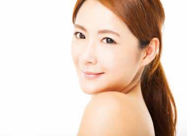 微笑的年輕女人臉的特寫