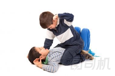 戰(zhàn)斗的年輕男孩圖片