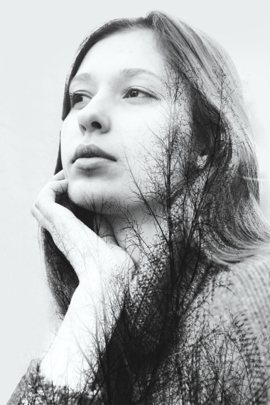 美麗的女孩和葉子的單色圖像的二次曝光