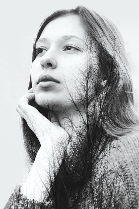 美丽的女孩和叶子的单色图像的二次曝光