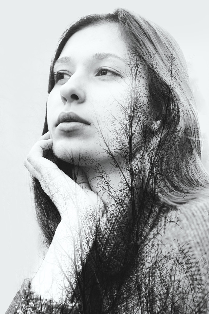 美丽的女孩和叶子的单色图像的二次曝光 美丽的女孩和叶子的单色图像的二次曝光