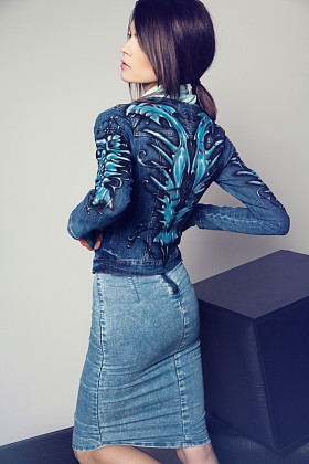 粗斜纹棉布衣服的年轻女子图片