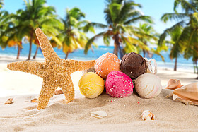 在沙滩上的冰淇淋勺.图片