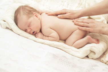 妈妈按摩婴儿男孩