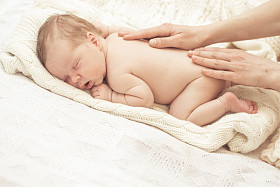 妈妈按摩婴儿男孩