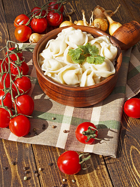 木制的桌子上肉馅饺子照片