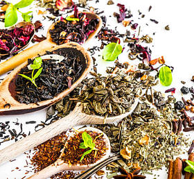 白色桌子上的茶