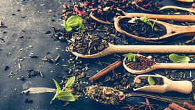 在黑色的桌子上的茶图片