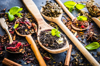 在黑色的桌子上的茶圖片