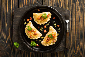 煎饺子用洋葱和培根的顶视图图片