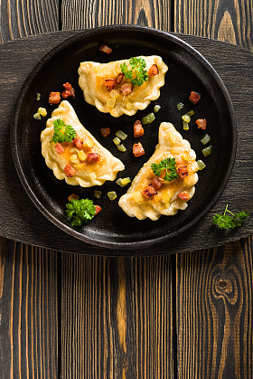 煎饺子用洋葱和培根的顶视图图片