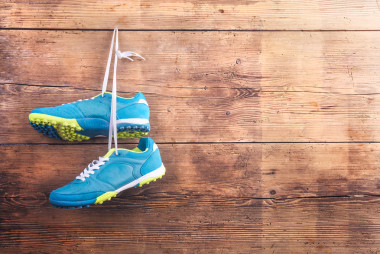 运动鞋在地板上