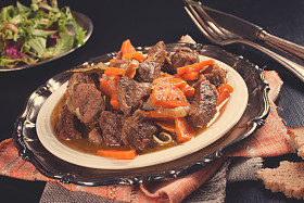 美味炖牛肉牛肉炖白板上照片