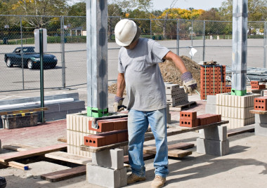 工人携带砖块图片