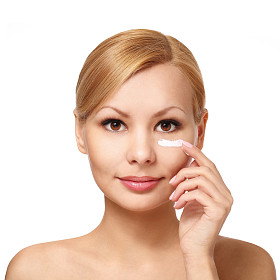 应用奶油的年轻女人肖像照片