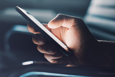 男手与智能手机图片