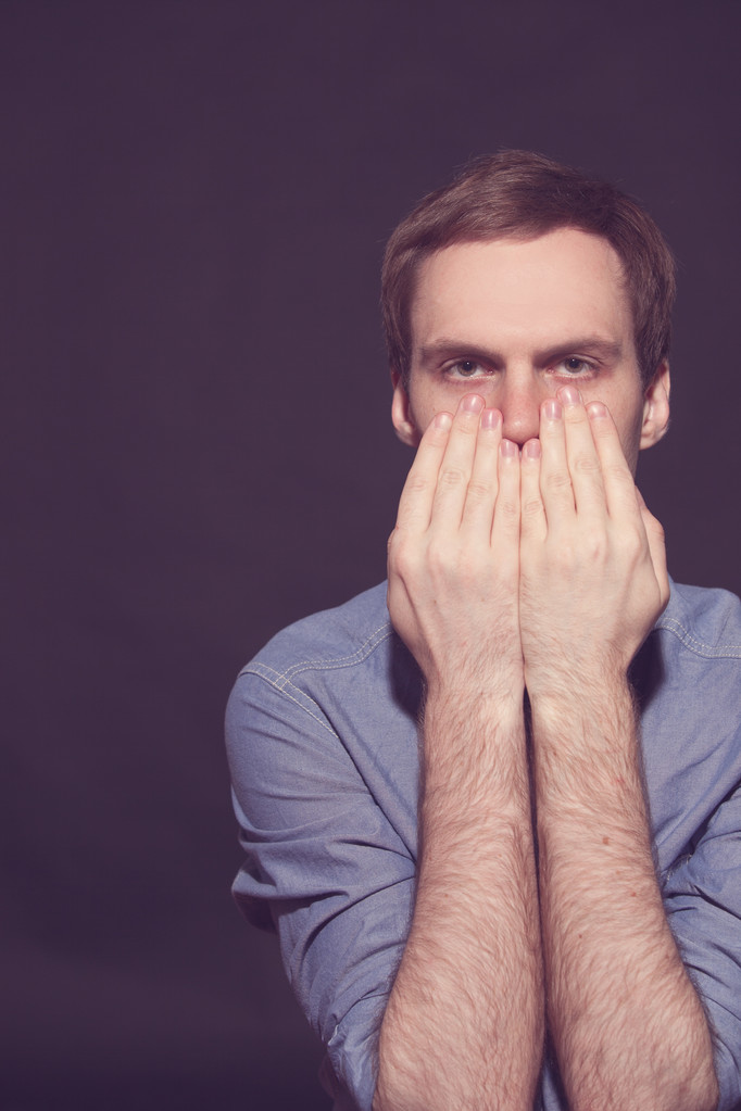 说话没有邪恶的概念-脸的男子捂他的嘴 说话没有邪恶的概念-脸的男子捂他的嘴