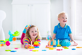 Cjildren 玩木制玩具