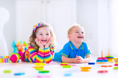Cjildren 玩木制玩具