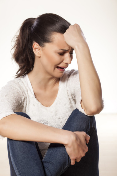 這名女子正在哭泣，名為“silueta Mlade ?eny”