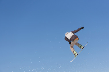 滑雪板在雪公园跳图片