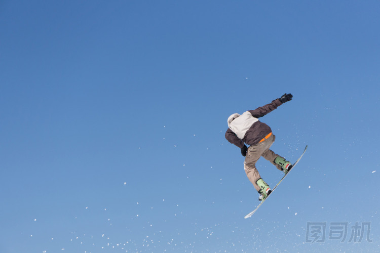 滑雪板在雪公園跳圖片