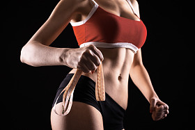 年轻体育一个性感的女孩，在一件红色的衬衫和黑色短裤