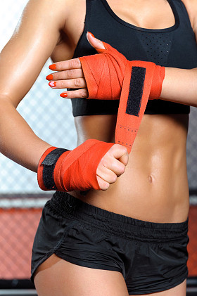 女拳击手并包扎