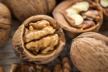 核桃仁和整個(gè)核桃鄉(xiāng)村老木制的桌子上