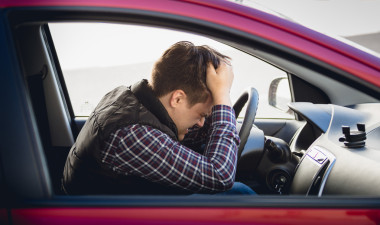 失落的人開車的肖像圖片