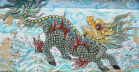 中国寺庙的墙上的老画龙。图片