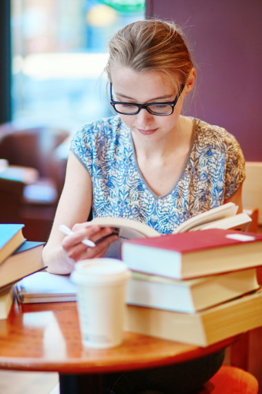 美麗年輕的學(xué)生，有很多書圖片