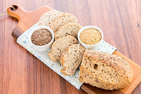 全谷物面包一个新鲜烤的面包