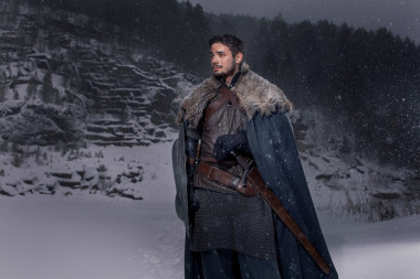 中世纪的骑士，用剑如风格游戏的王座中的盔甲