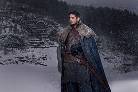 中世纪的骑士，用剑如风格游戏的王座中的盔甲