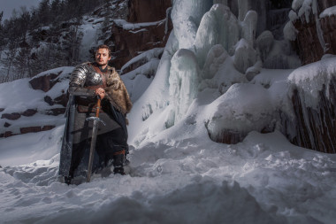 中世紀(jì)的騎士，用劍如風(fēng)格游戲的王座中的盔甲 