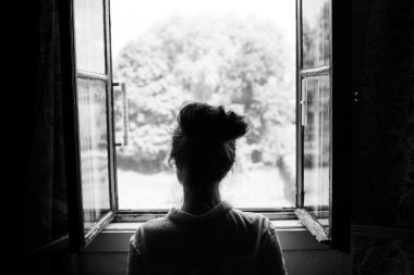 女人看老窗戶