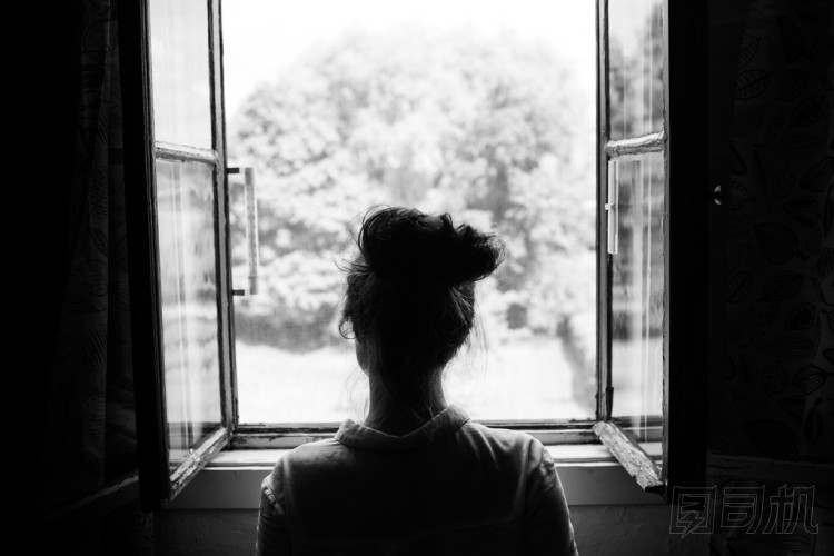 女人看老窗戶