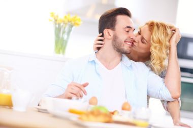 女人给早安吻照片