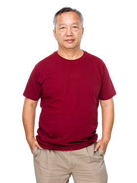 亚洲老人穿红 t 恤照片