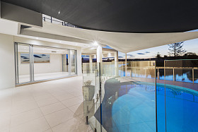 游泳池和甲板在黄昏的现代大厦