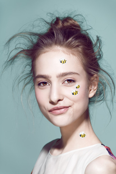 有趣的化妝專業(yè)樣式永時裝模特。臉上的貼紙